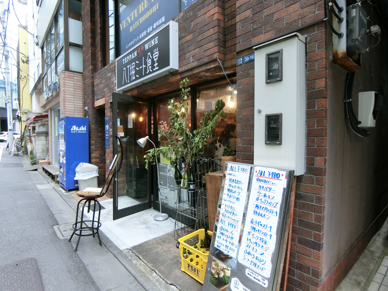 周辺には飲食店が複数あり