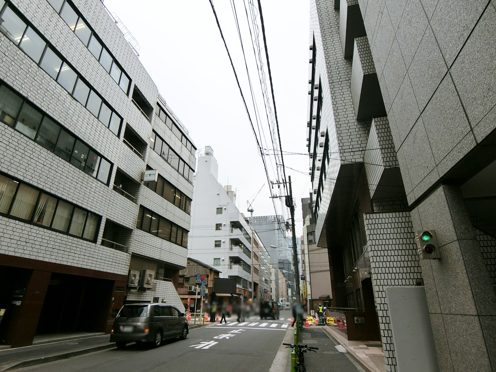 共伸ビル前面の通り