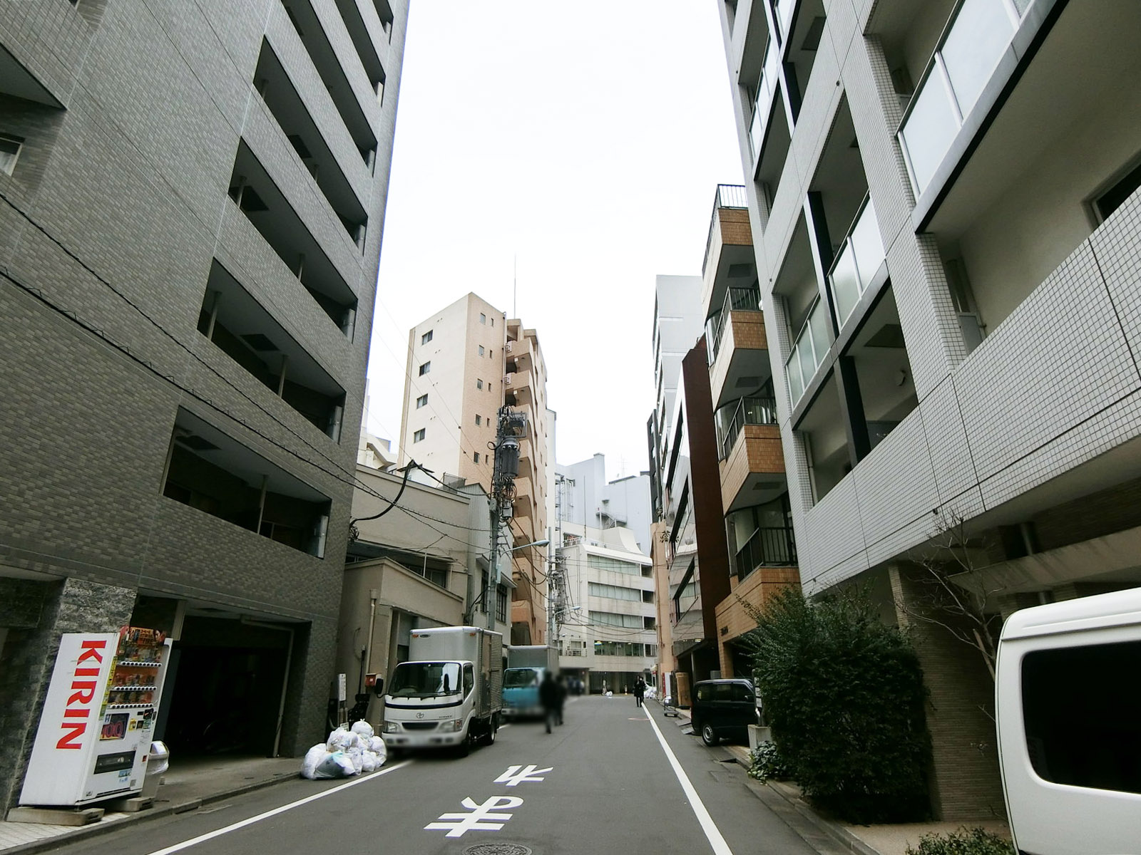 三雄舎ビル前面の通り