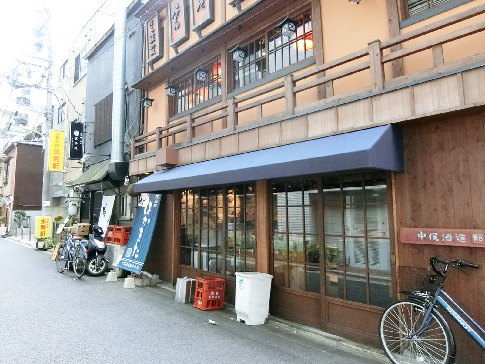 周辺には飲食店が多数あり