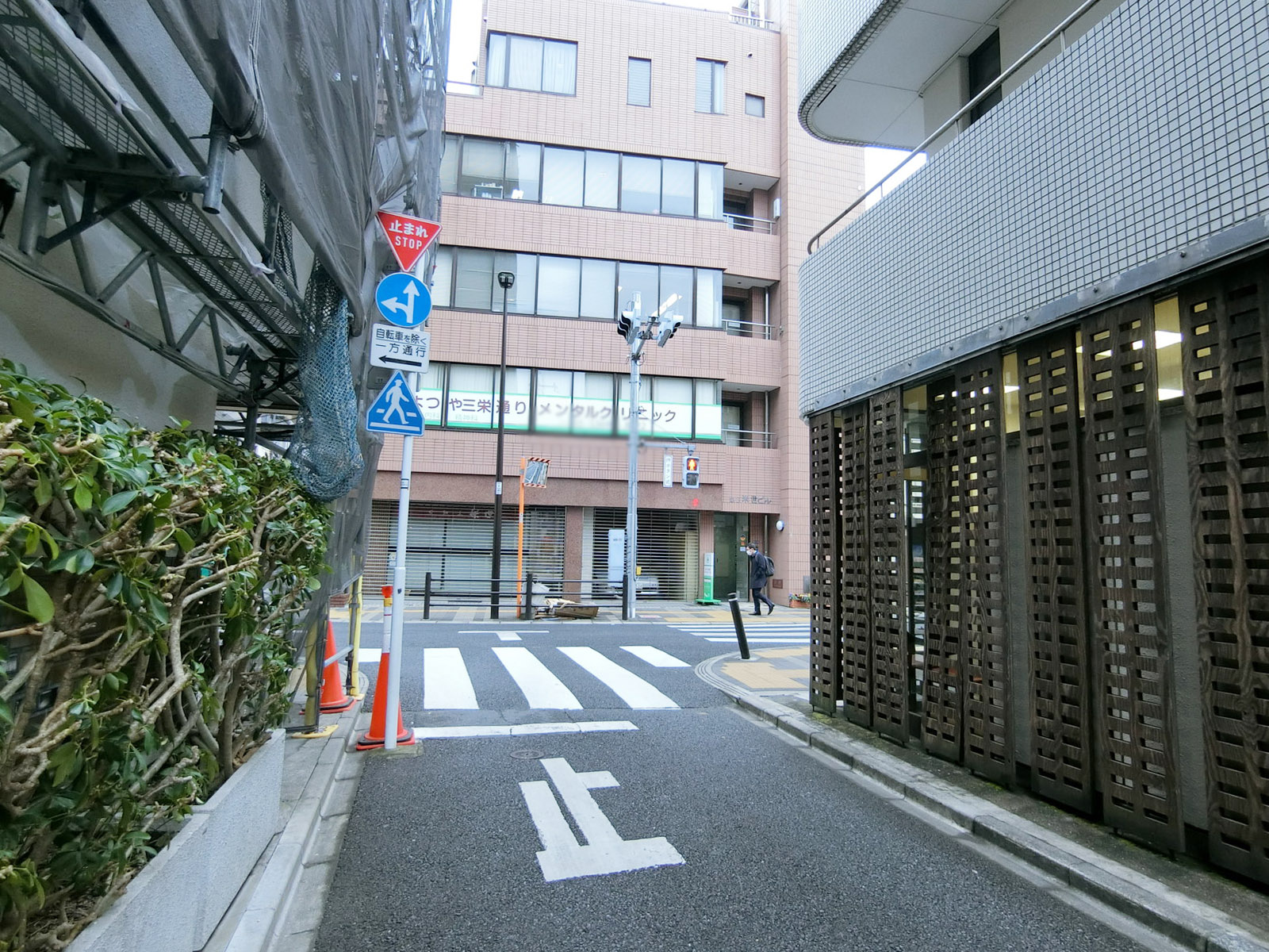 オグラビル前面の通り