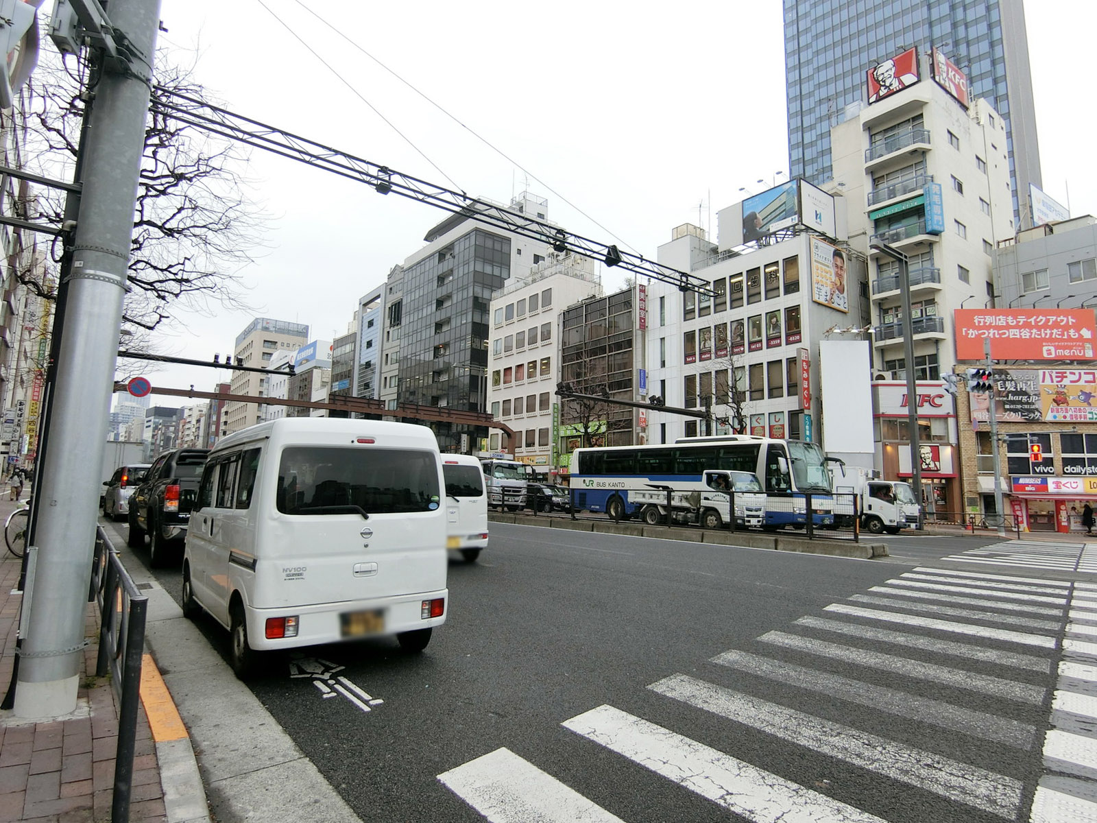 サンパウロビル前面の新宿通り