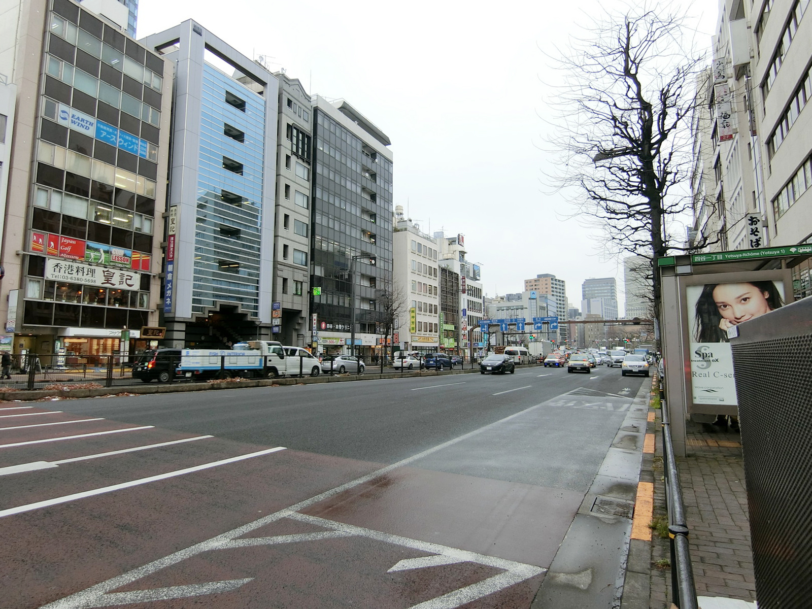 YGビル前面の新宿通り