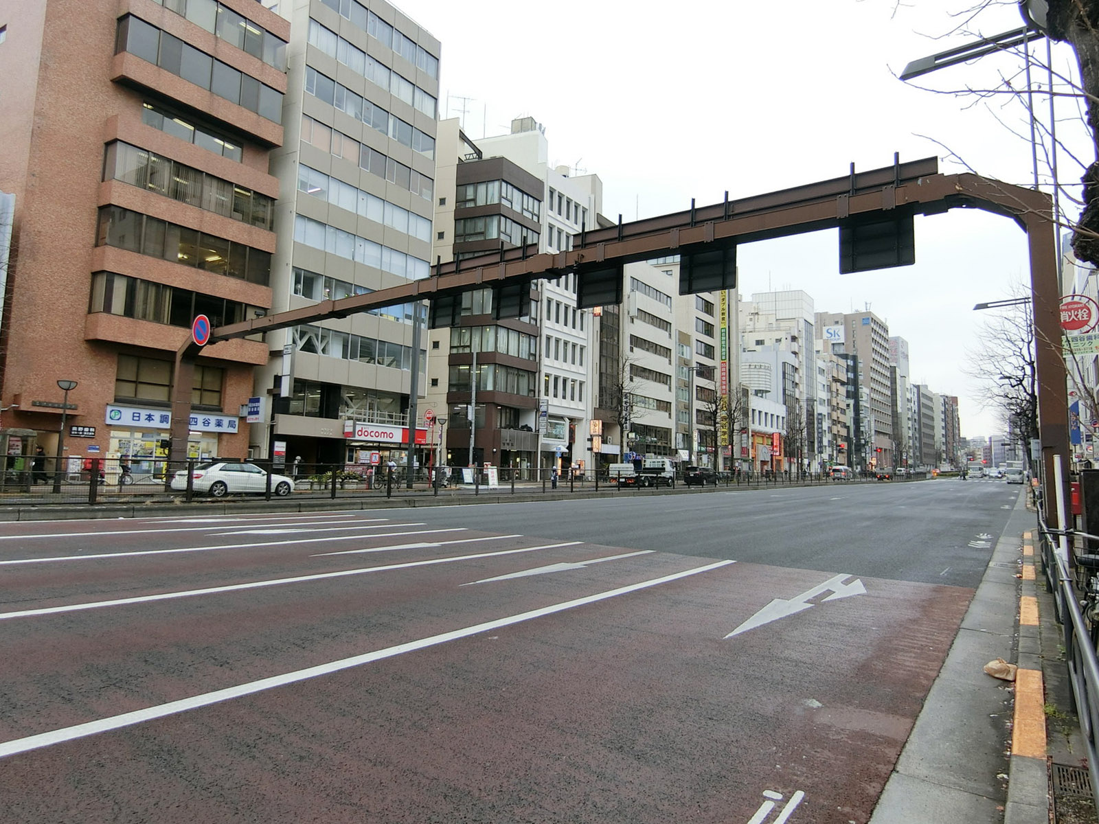 望月ビル前面の通り