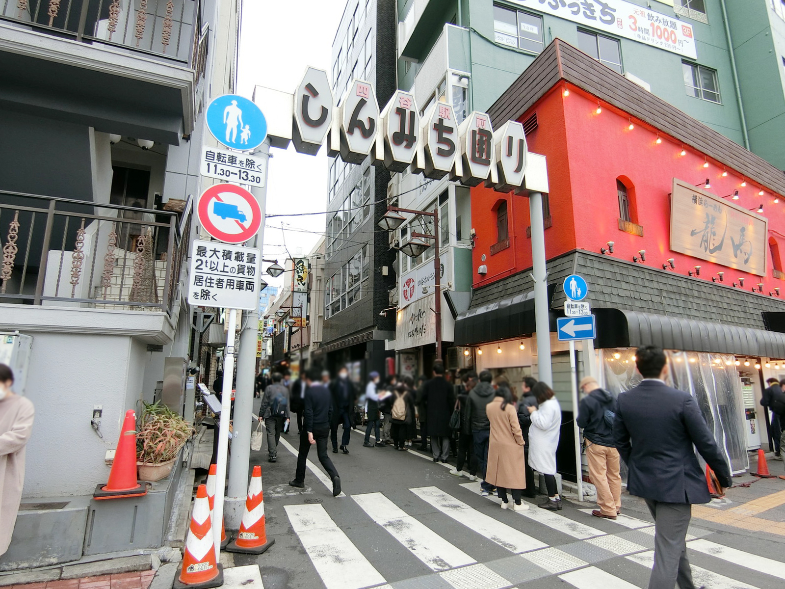 ビル裏の四ツ谷駅前しんみち通り