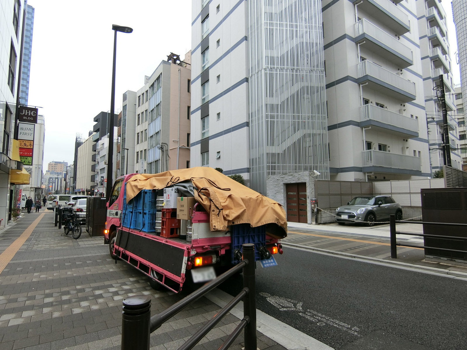ヴィラアート四谷前面の三栄通り