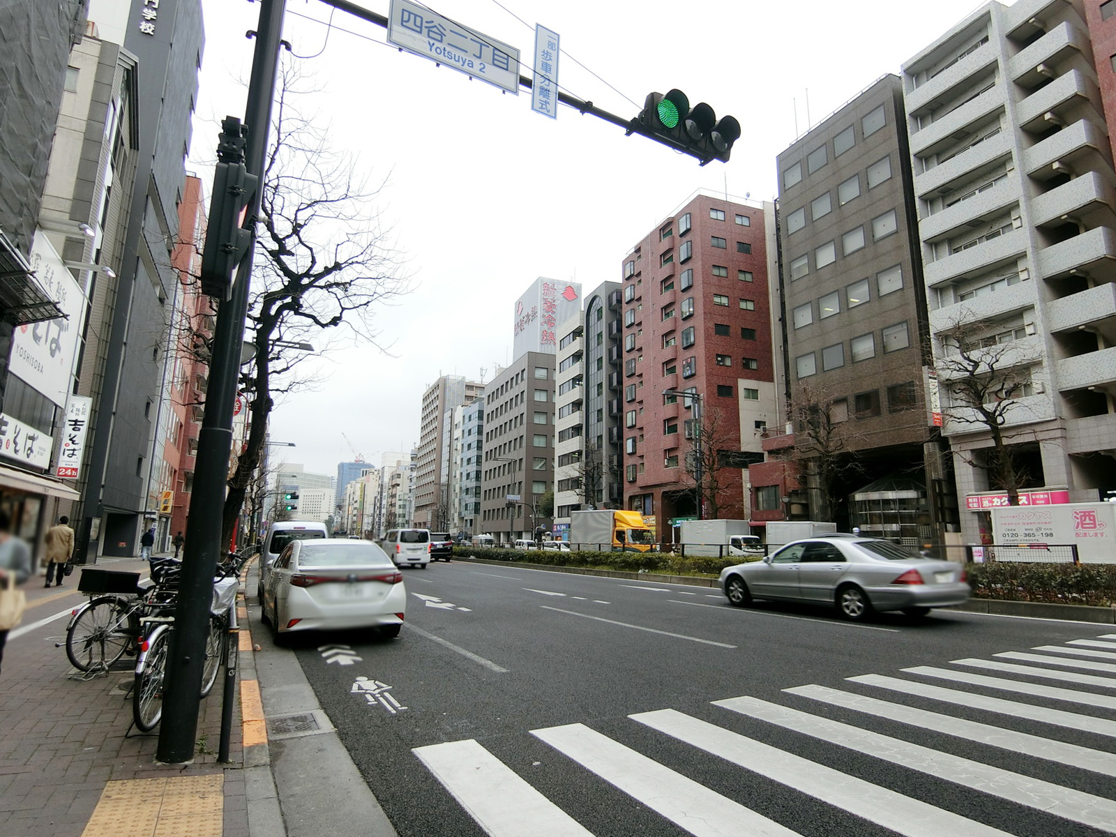 付近の新宿通り