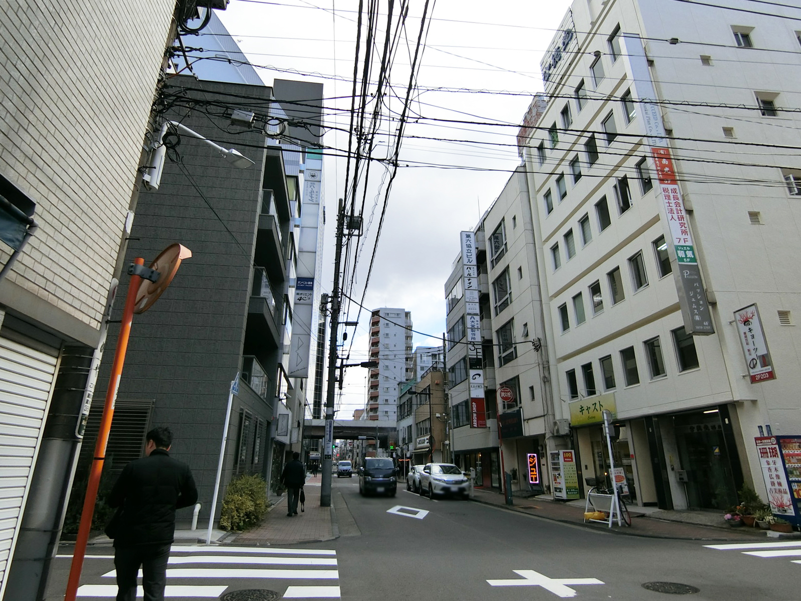 公徳堂ビル前面の通り