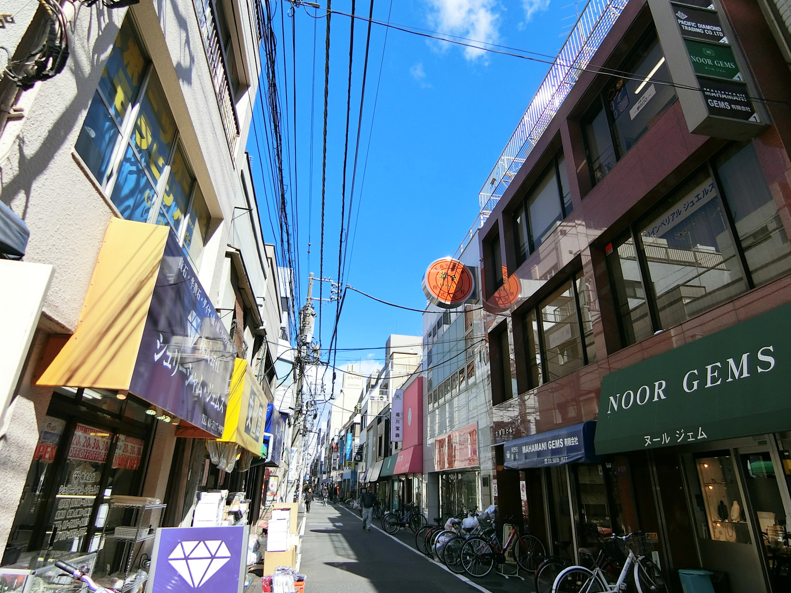 ノボルビル前面の通り