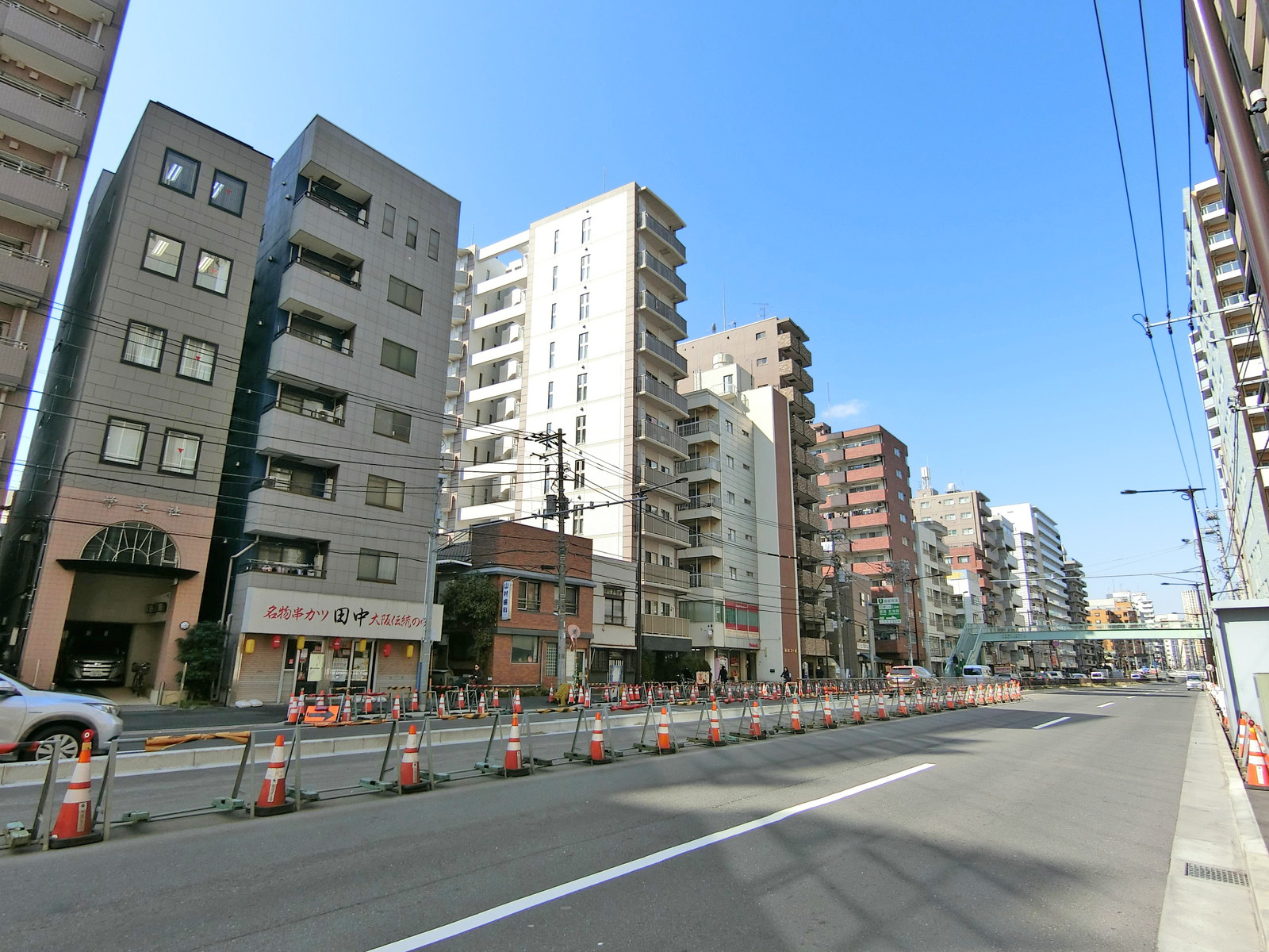 前面の山手通り