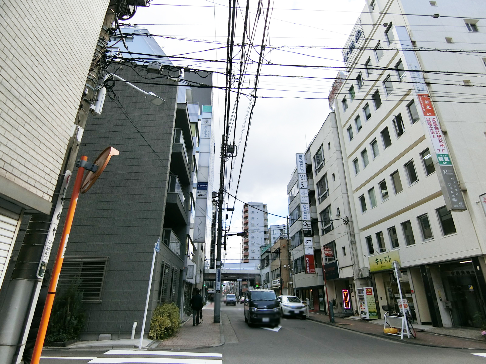 台ビル前面の通り