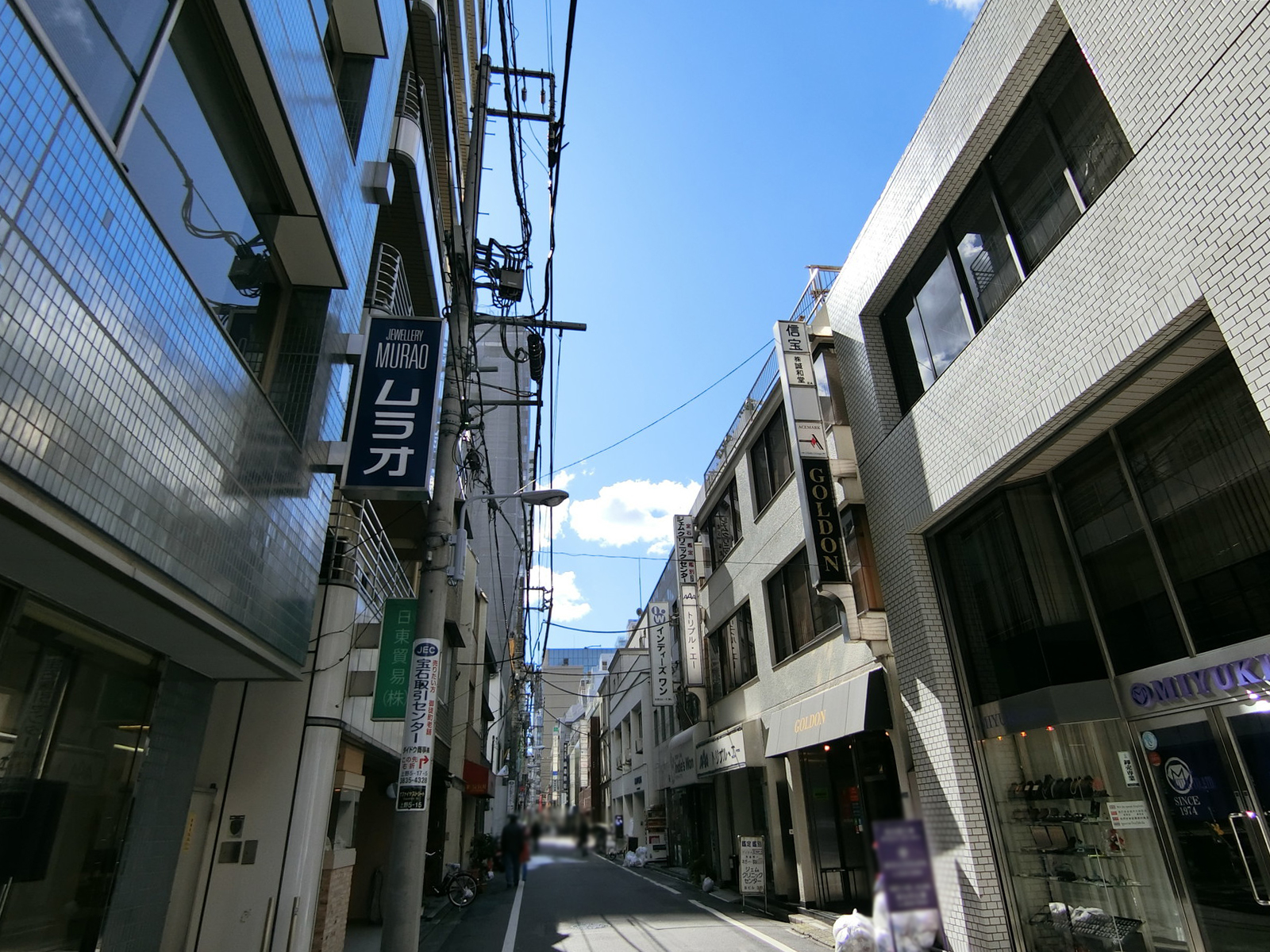 サンライズ第1ビル前面の通り