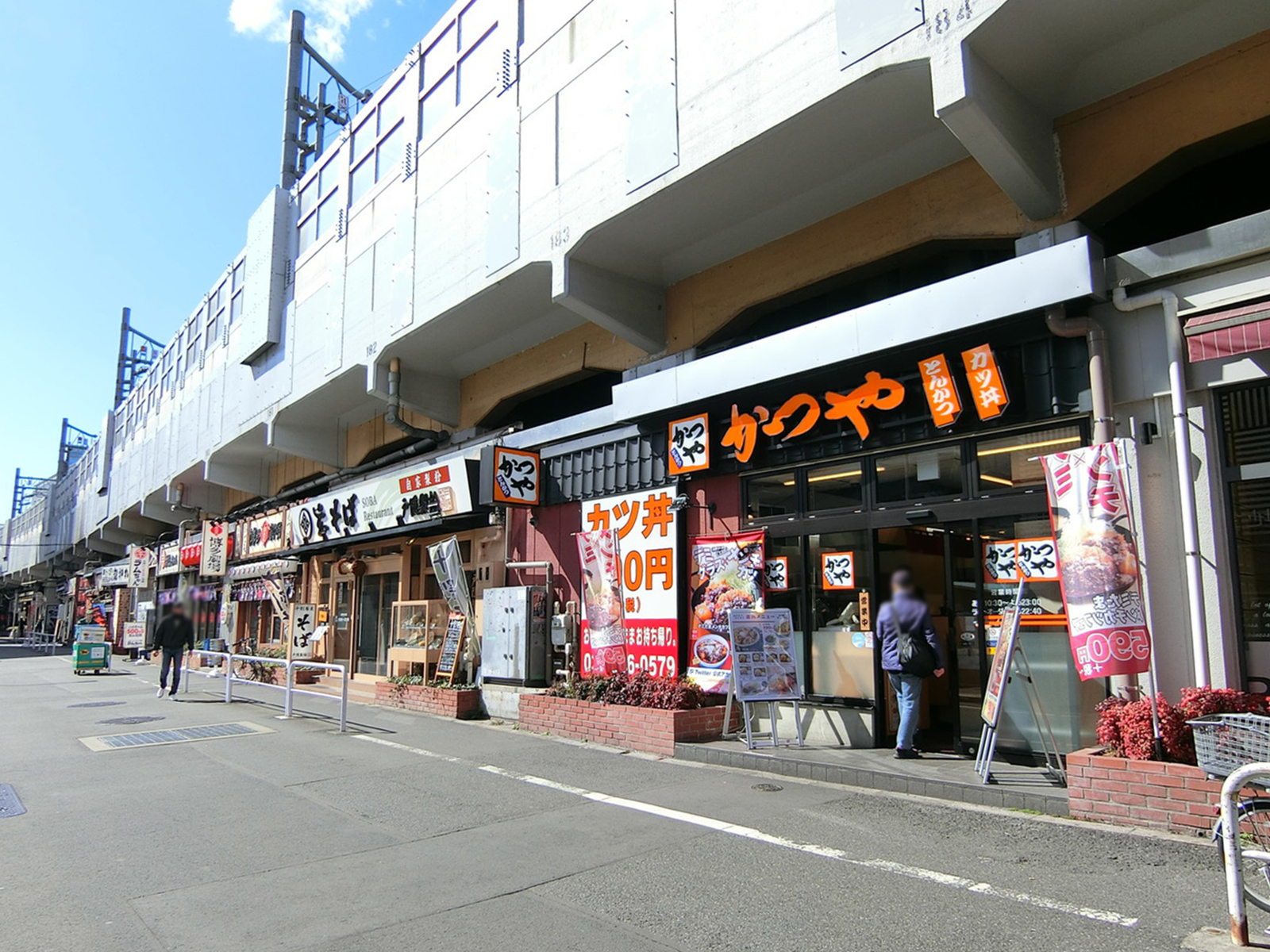付近には飲食店が多数あり