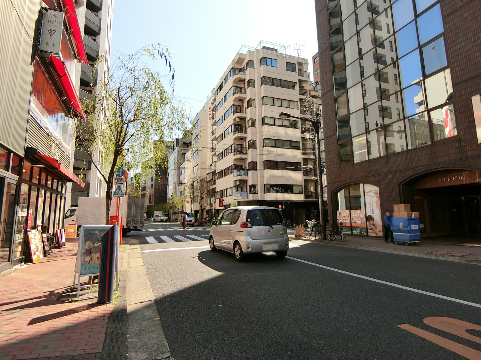 銀座120ビル前面の通り