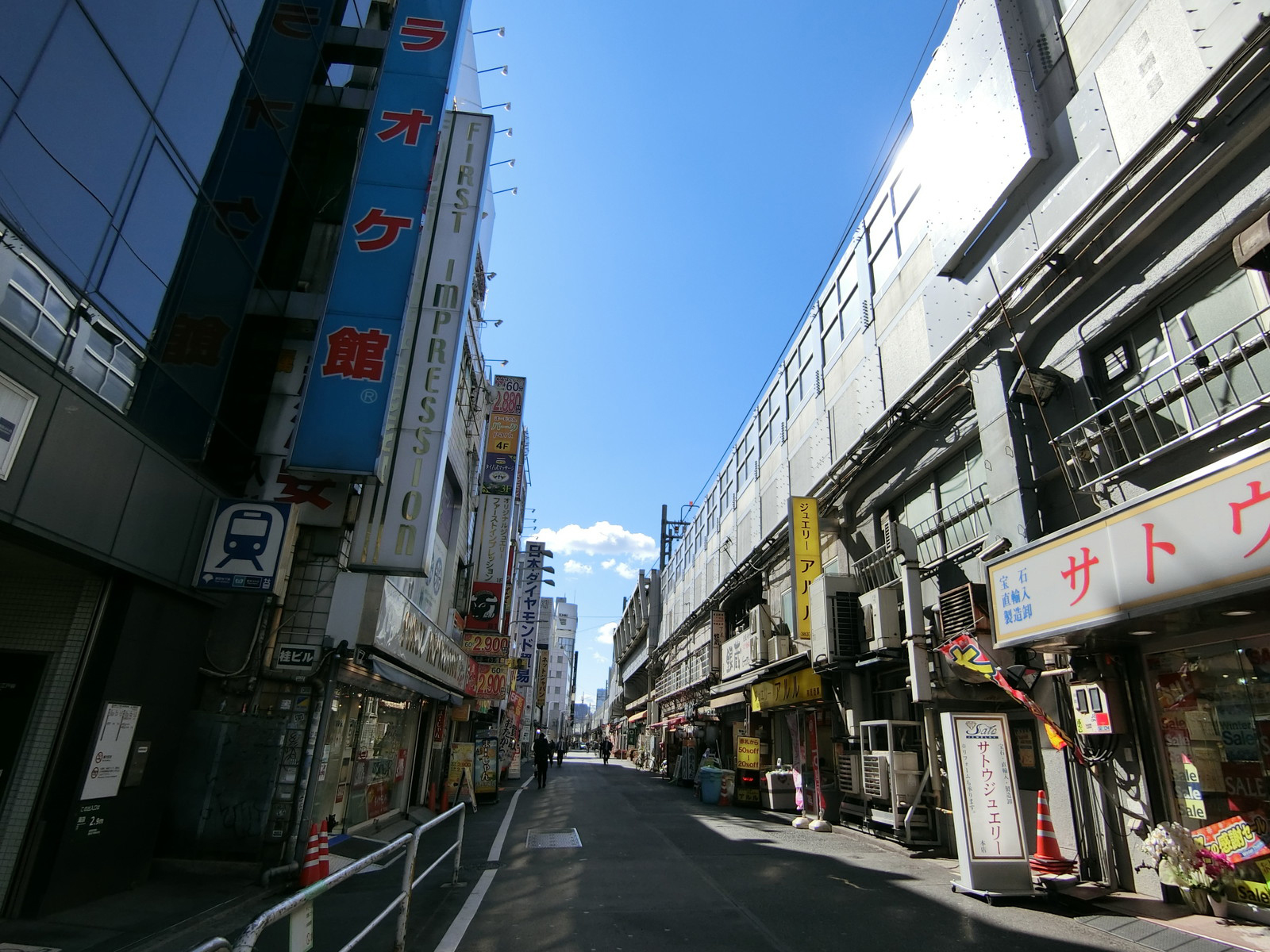 日清ビル前面の通り
