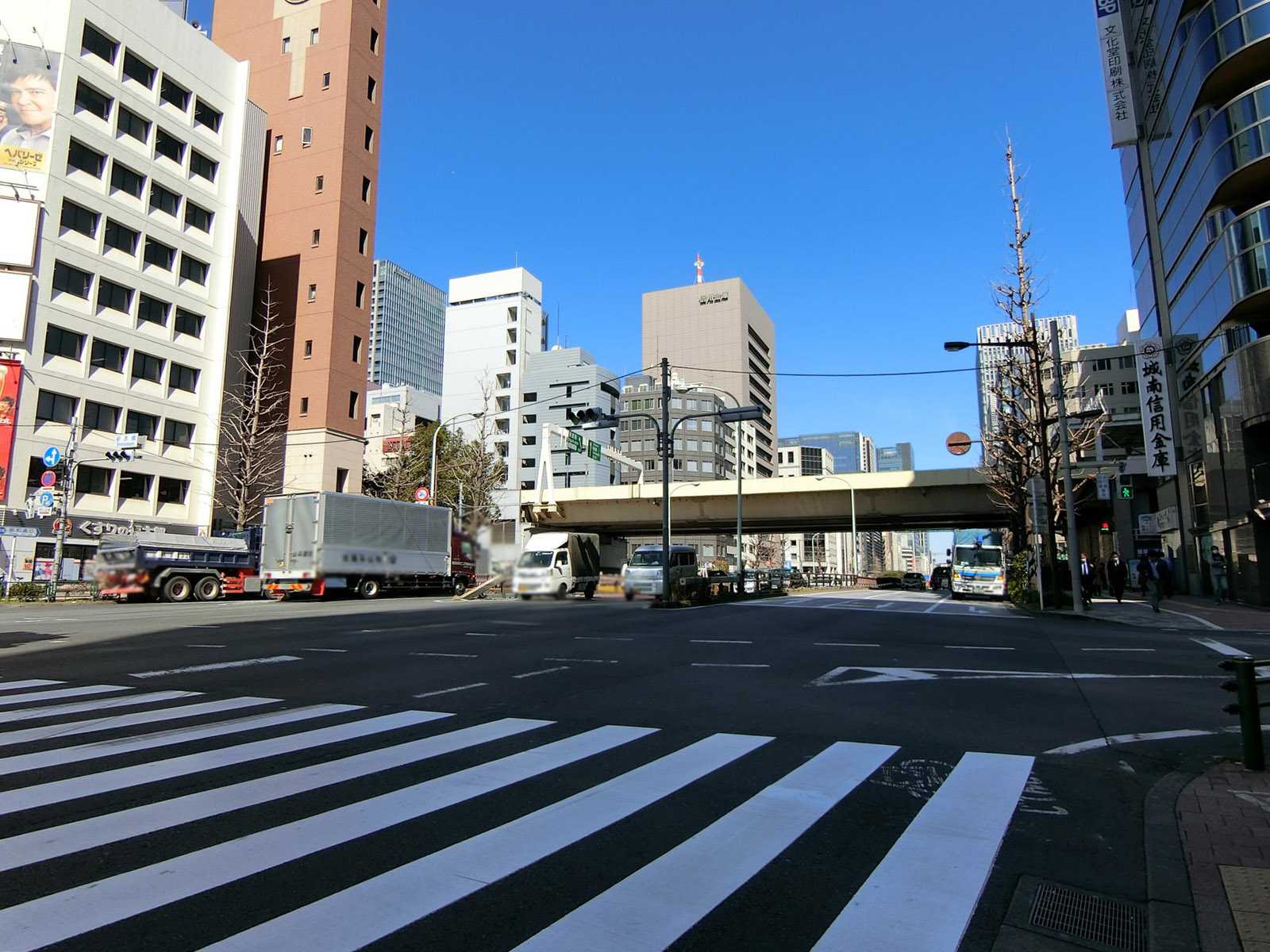 銀座昭和ビル前面の昭和通り