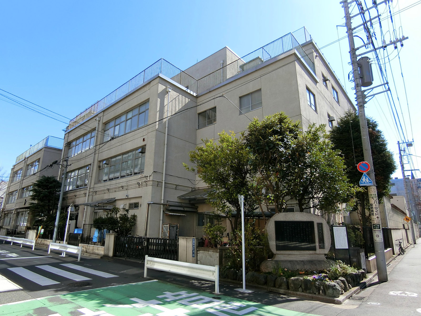 ビル前の墨田区立両国小学校