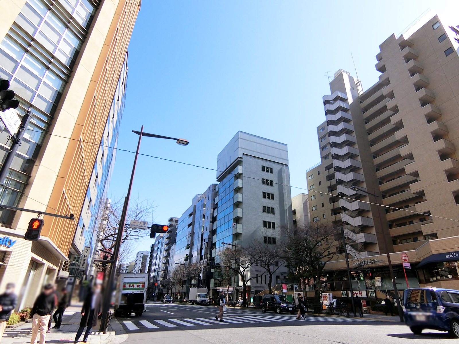 マートルコート麹町前面の靖国通り
