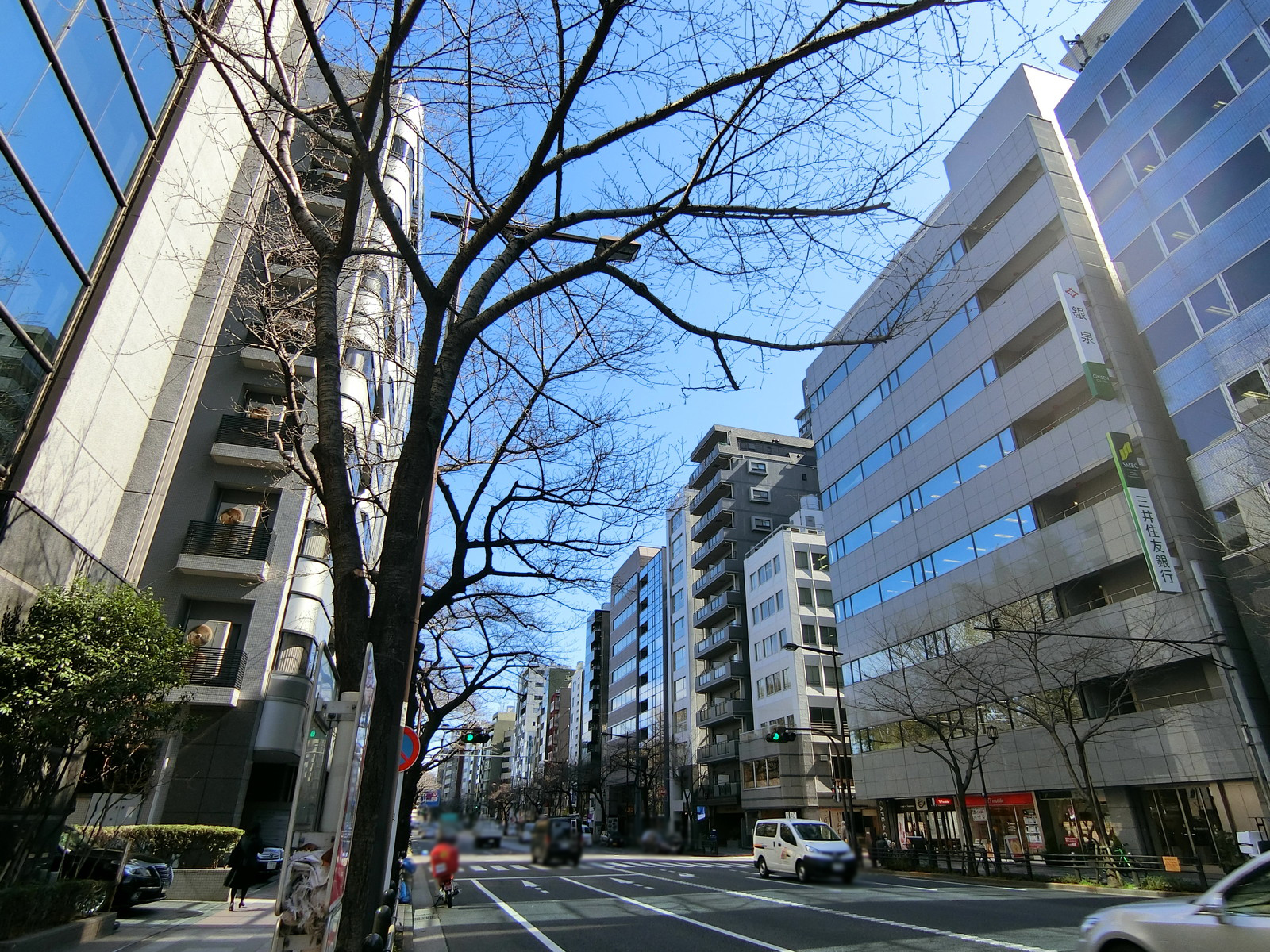 リード東京ビル前面の靖国通り