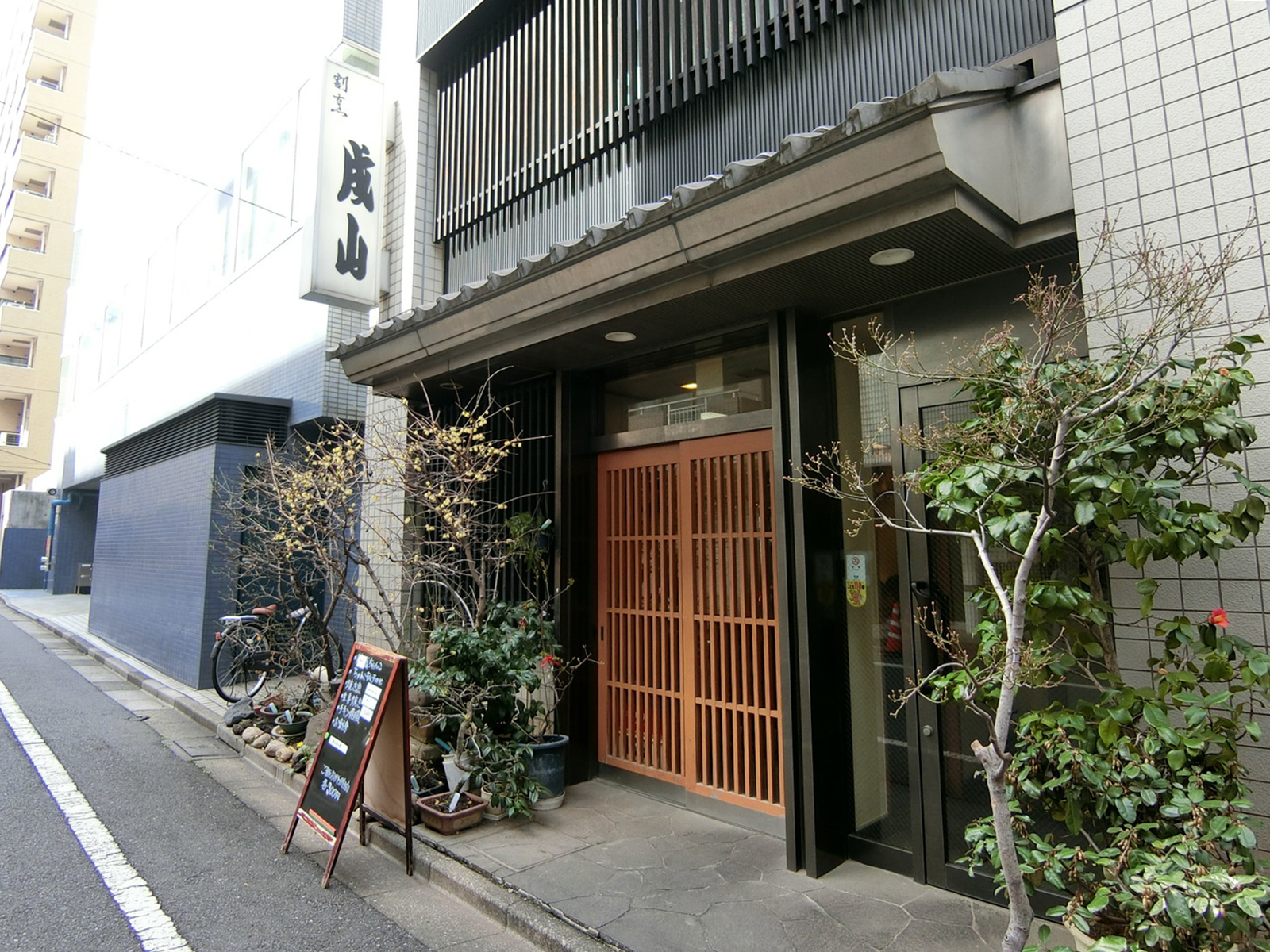 周辺には飲食店が複数あり
