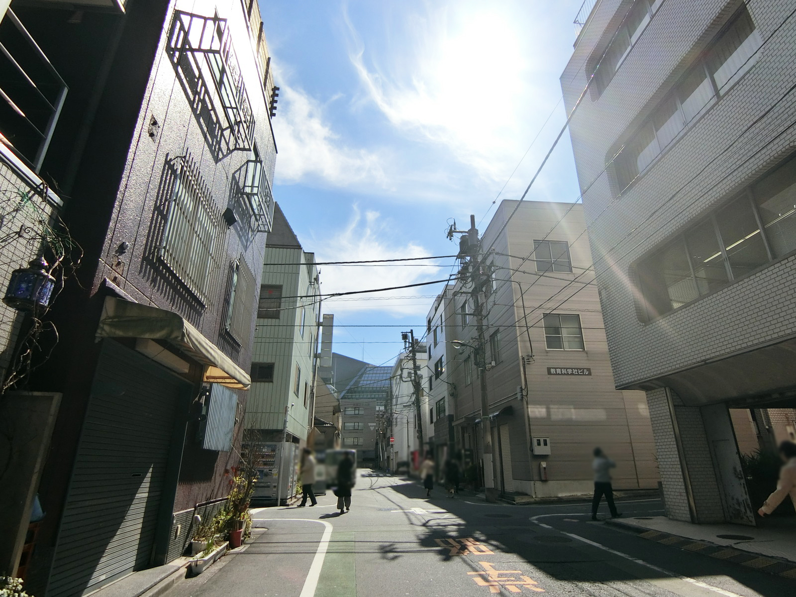 スマイルビル前面の通り
