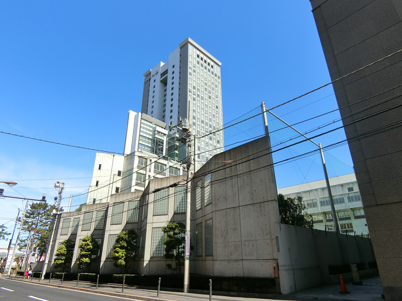 周辺には学校が複数あり