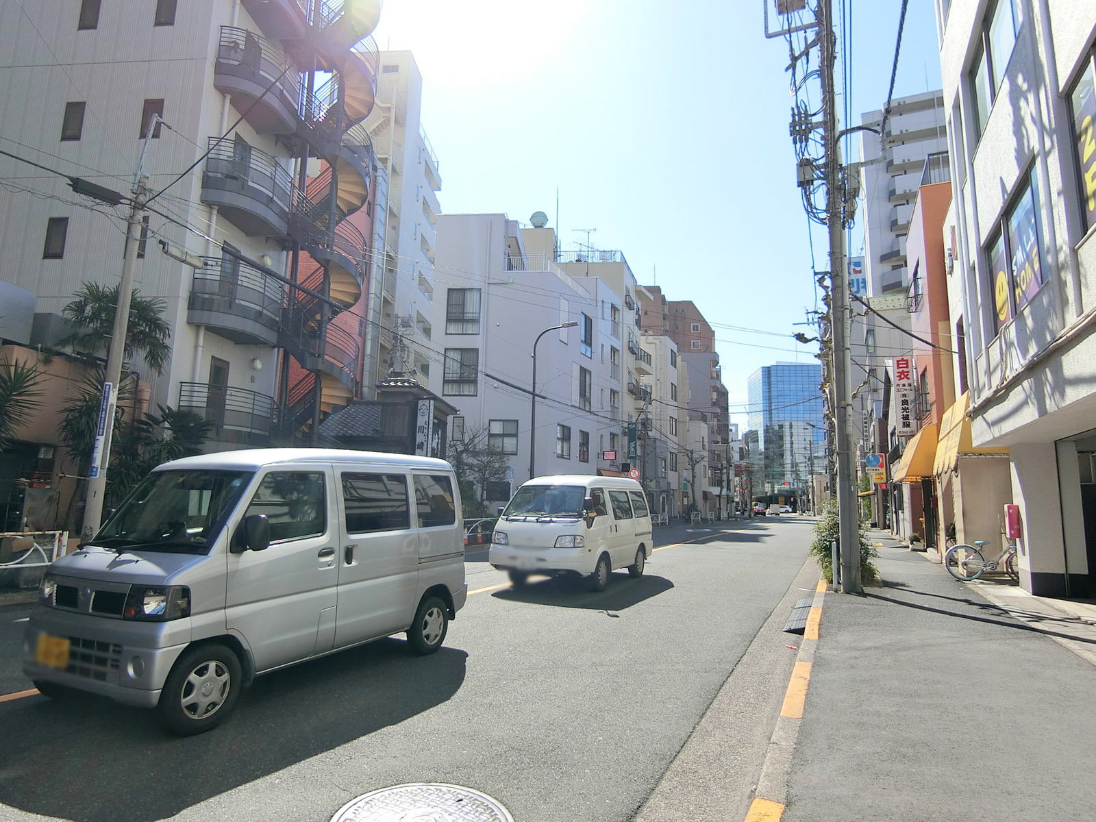 青木ビル前面の通り