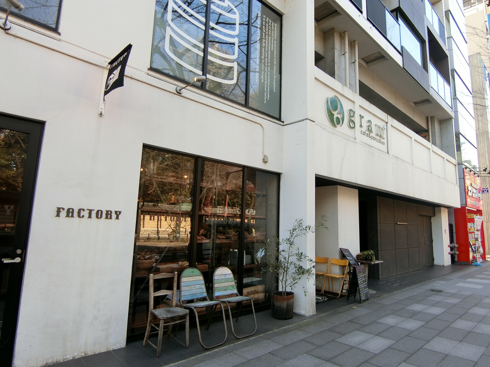 周辺には飲食店が複数あり
