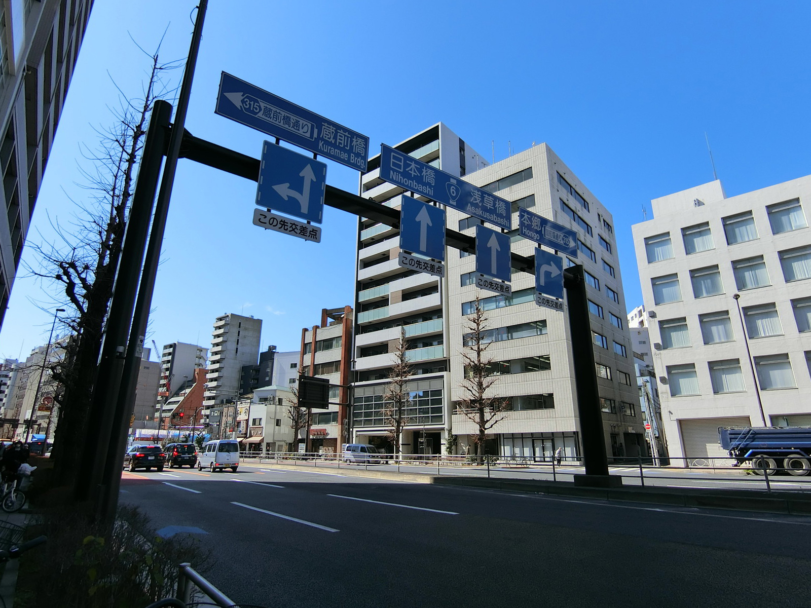 リバーサイドタワー蔵前前面の蔵前橋通り