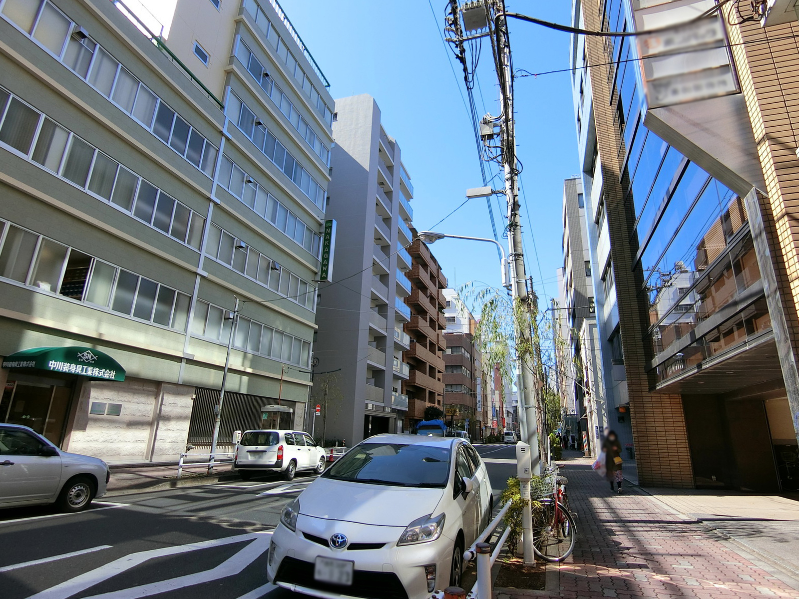 柳橋鈴和ビル前面の柳橋中央通り