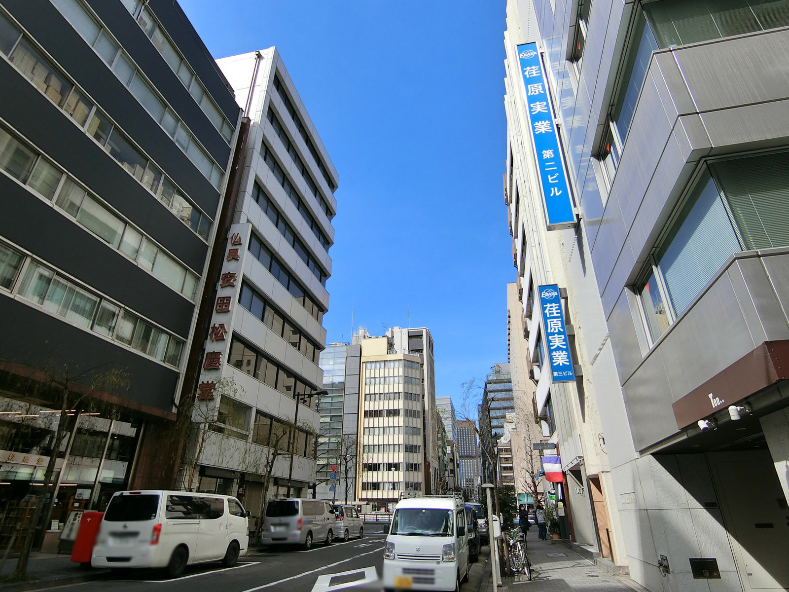 銀座山本ビル前面の演舞場通り