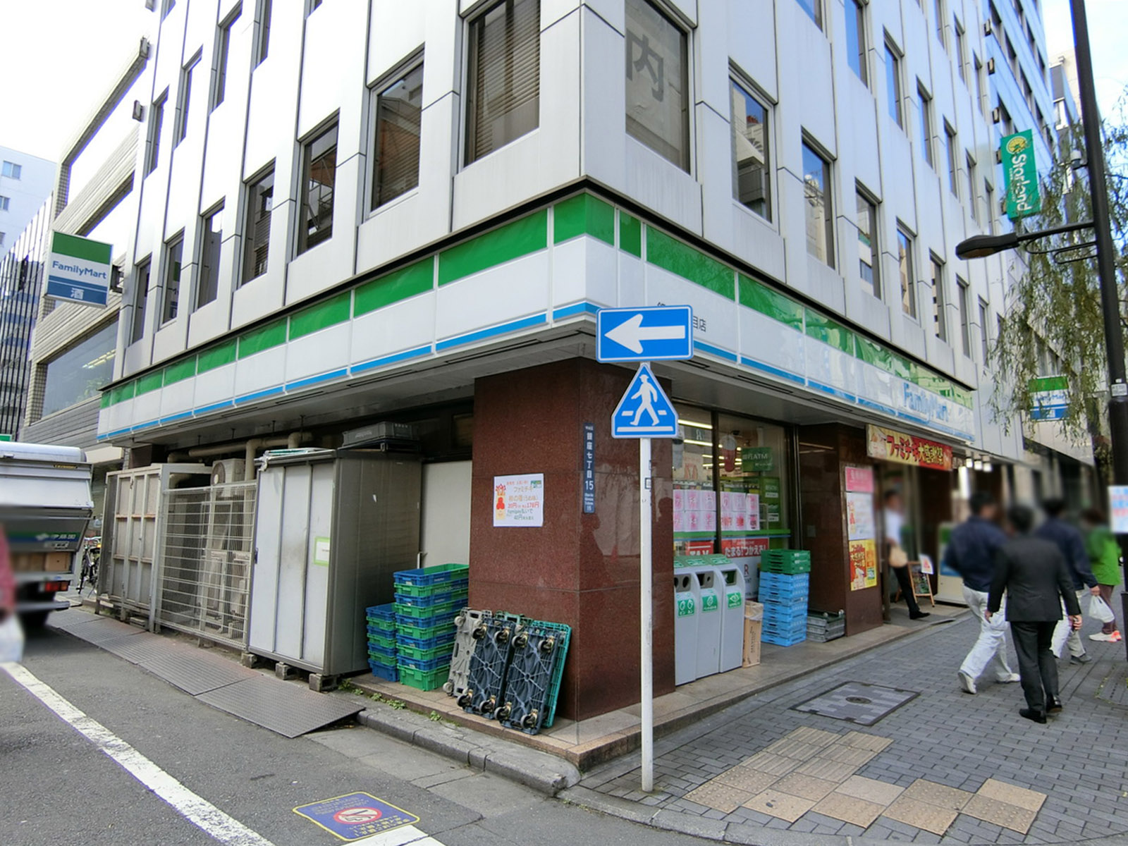 徒歩1分のファミリーマート