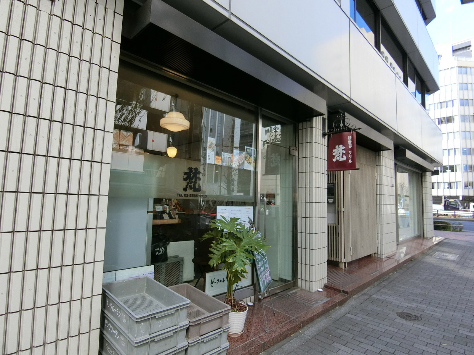 周辺には飲食店が複数あり