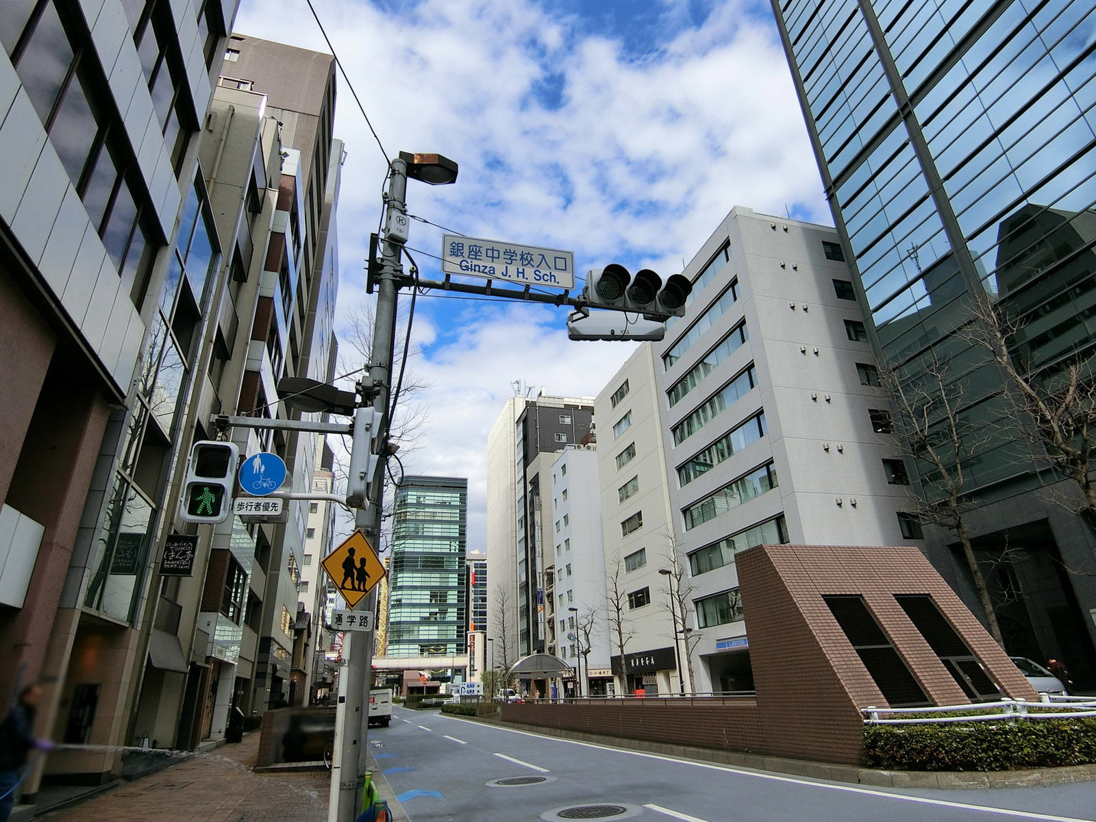 日宝銀座Kビル前面の中央市場通り