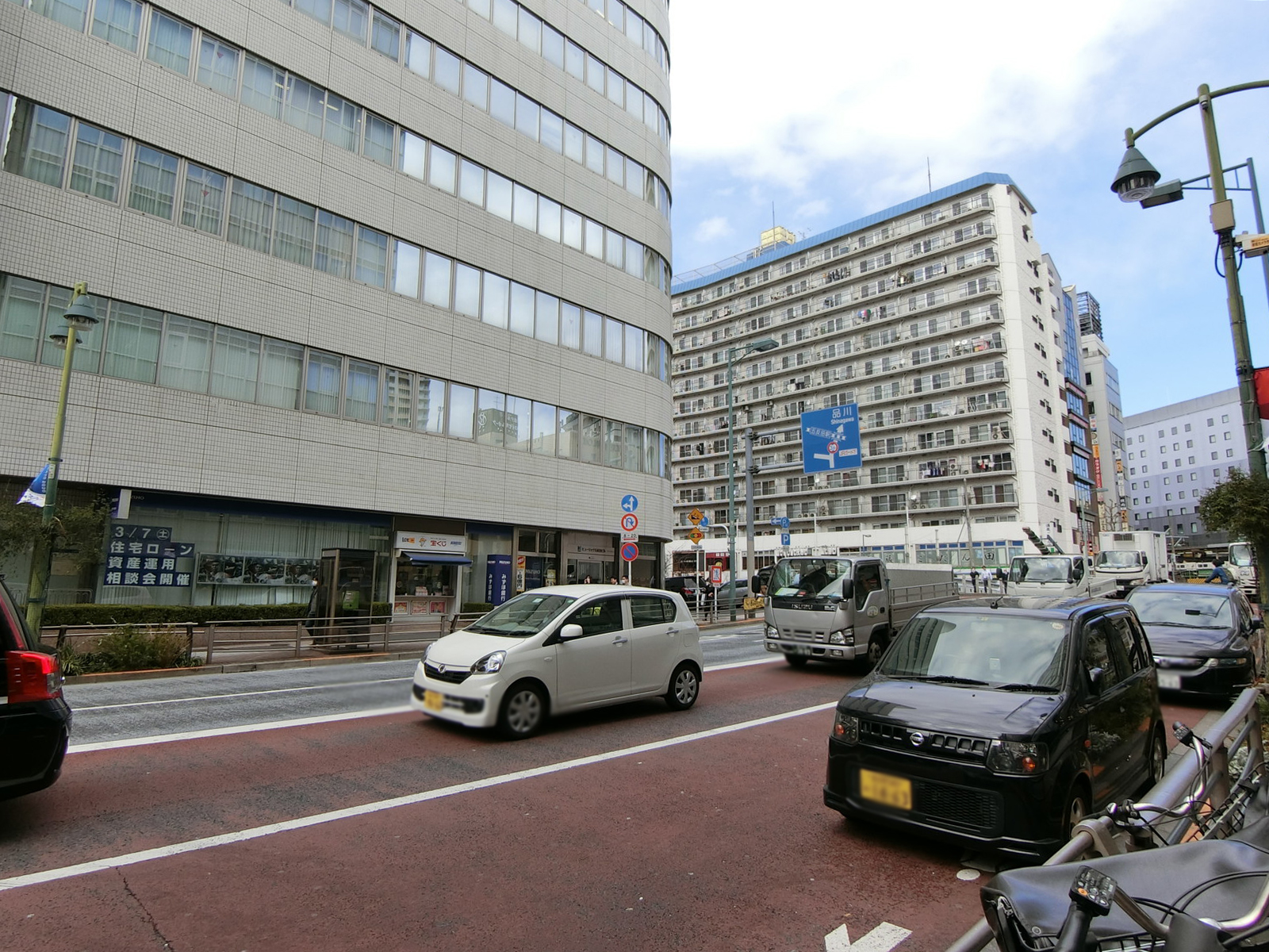 司ビル前面の通り