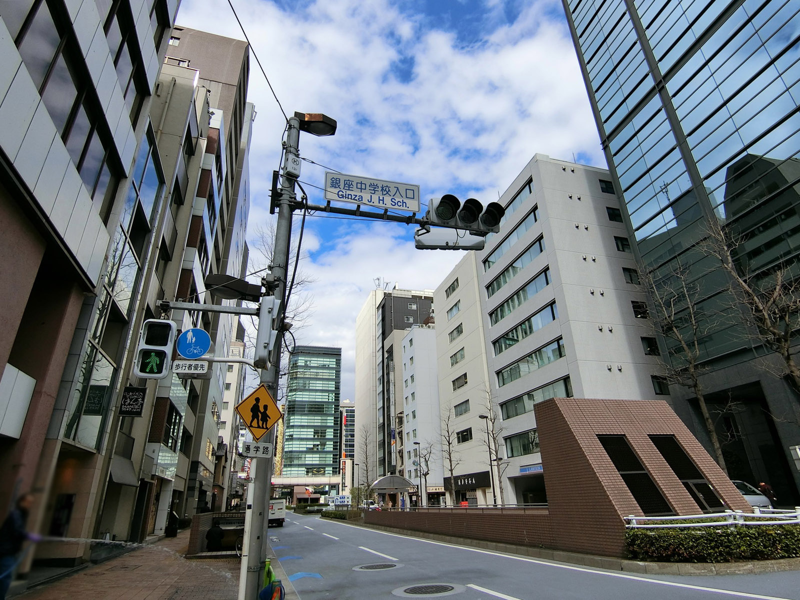 銀座セブンビル前面の中央市場通り