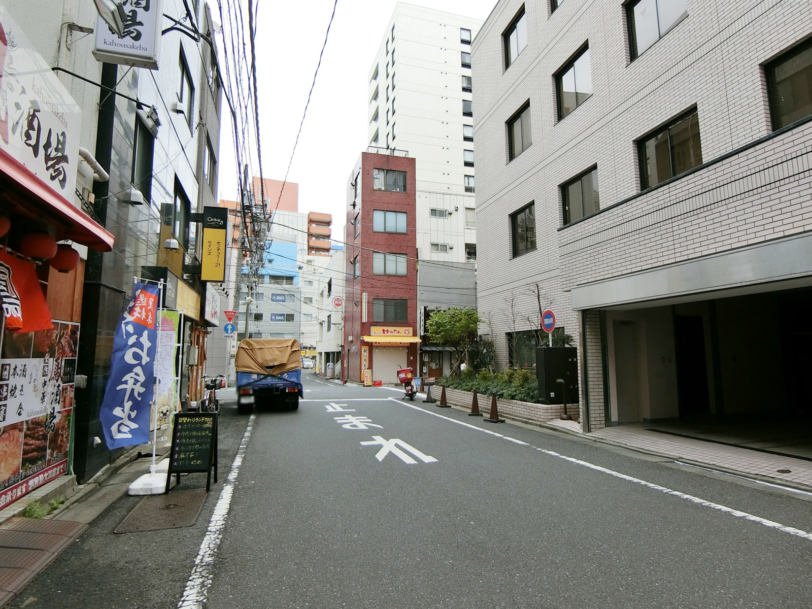 吉野屋ビル前面の通り