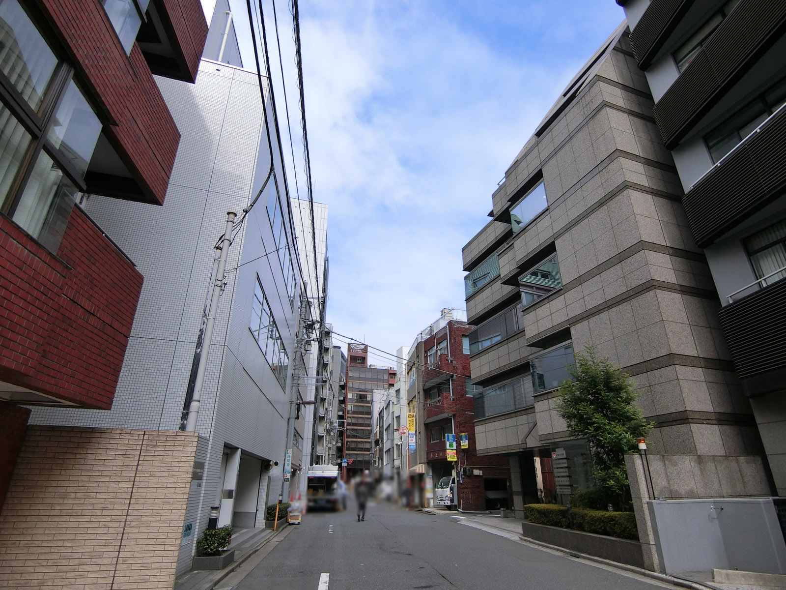 アヤティカビル前面の通り