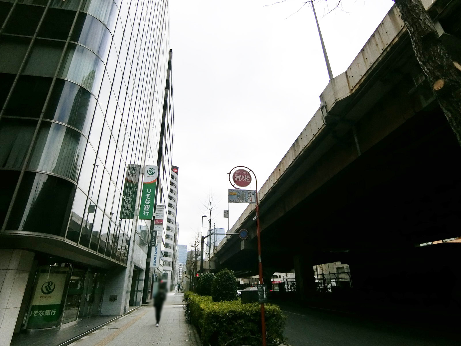 マルトモ東京ビル前面の昭和通り