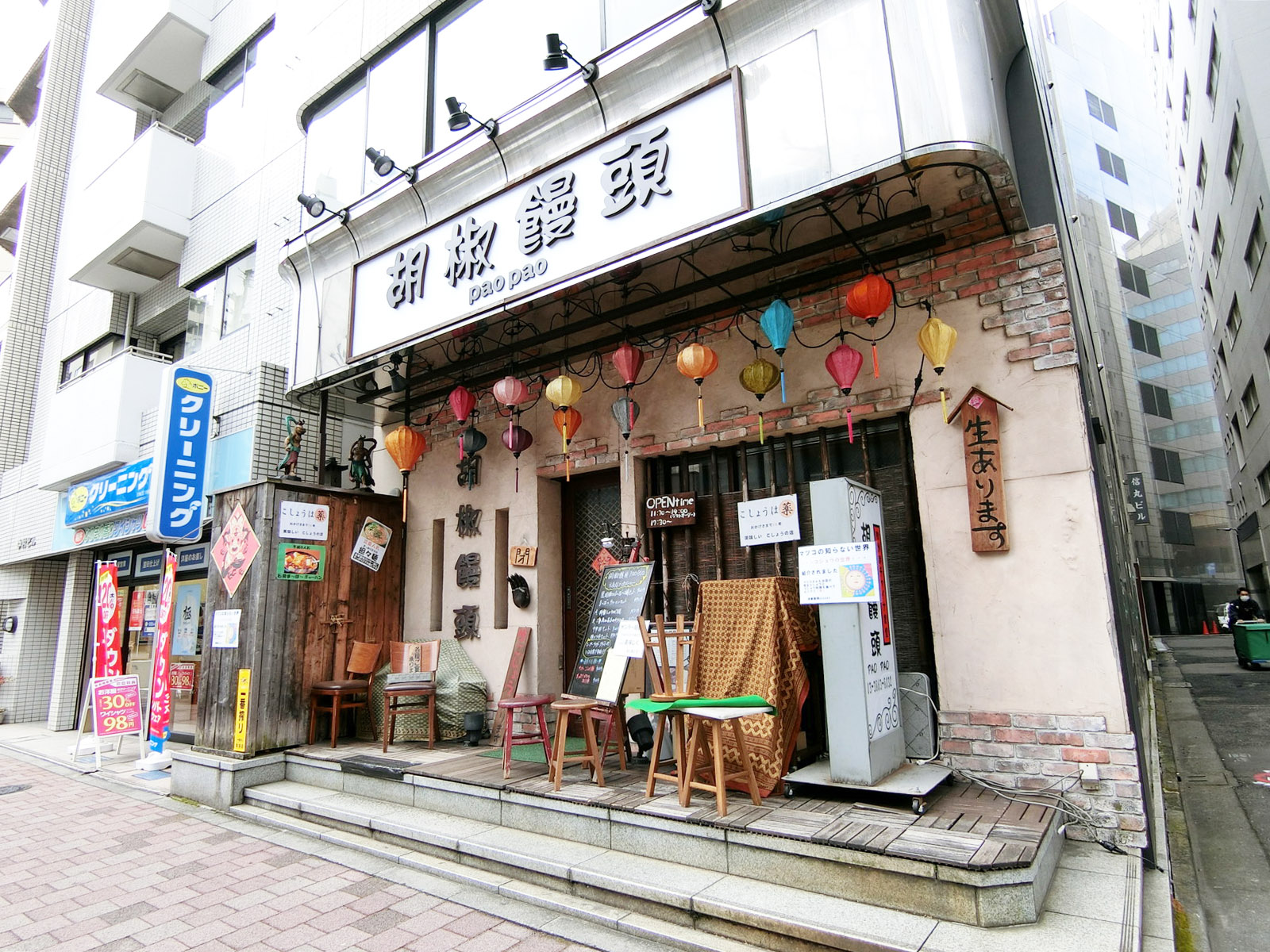 周辺には飲食店が複数あり