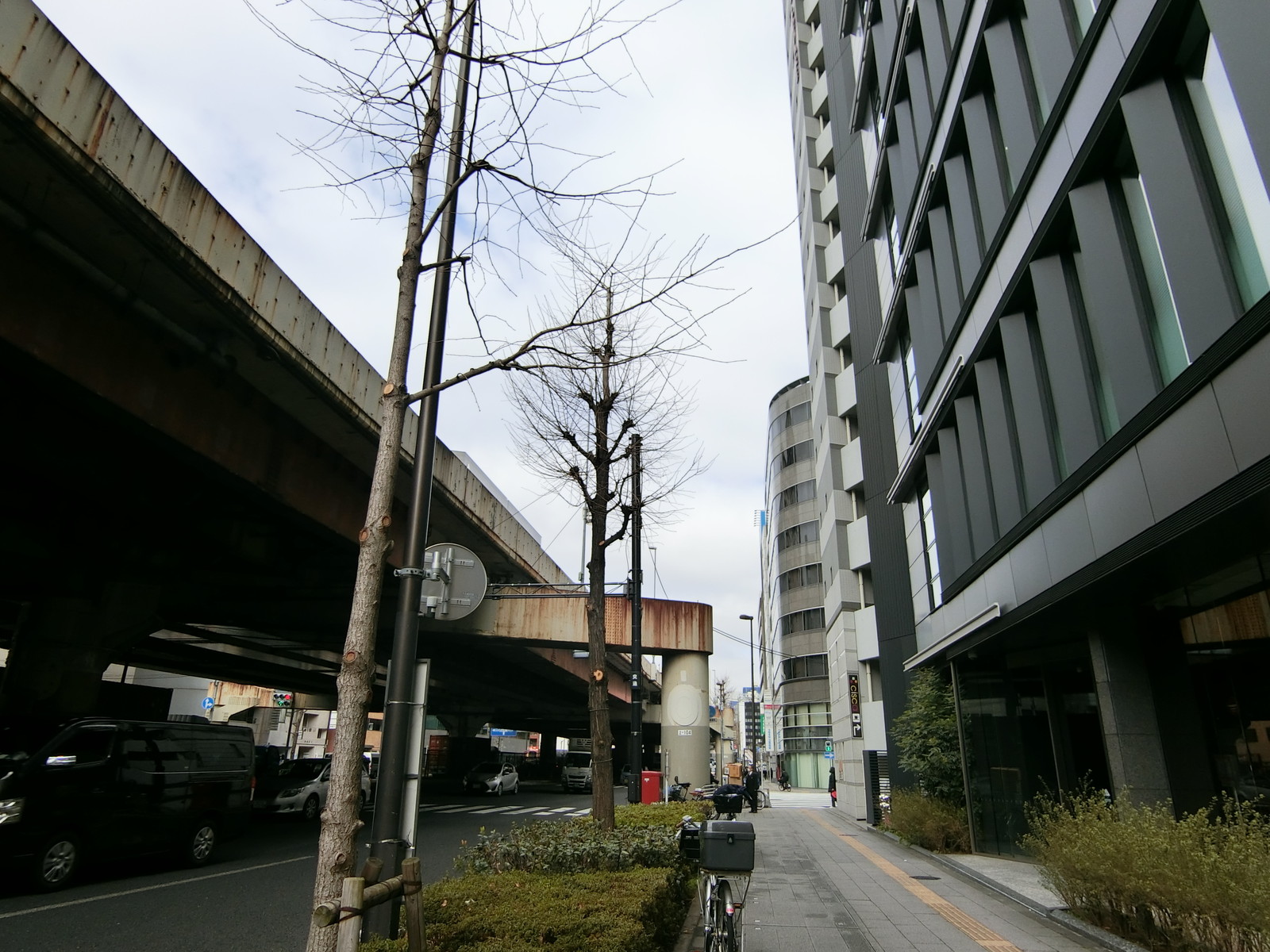 ザイマックス岩本町ビル前面の通り