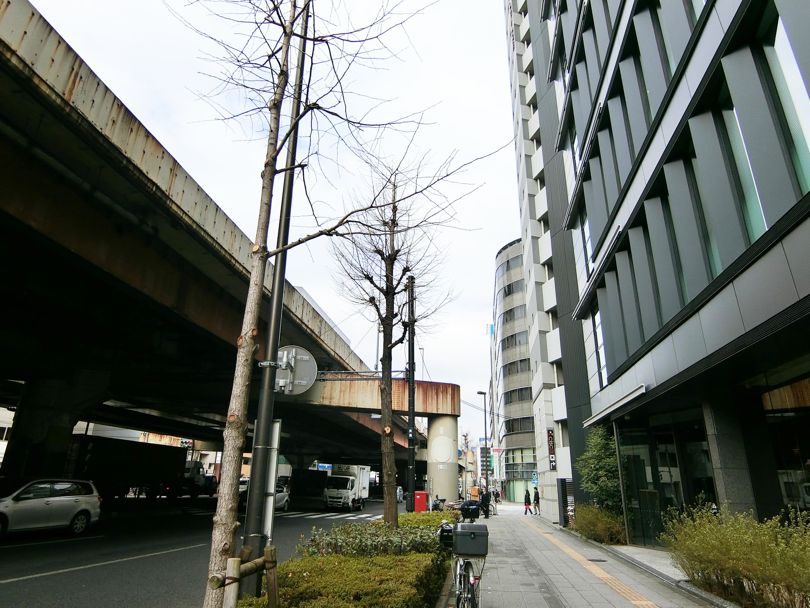 岩本町江戸新金網ビル前面の昭和通り