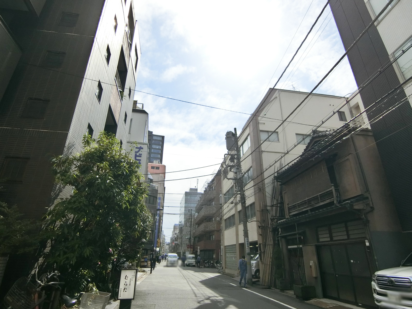 日鉄岩本町ビルディング前面の通り