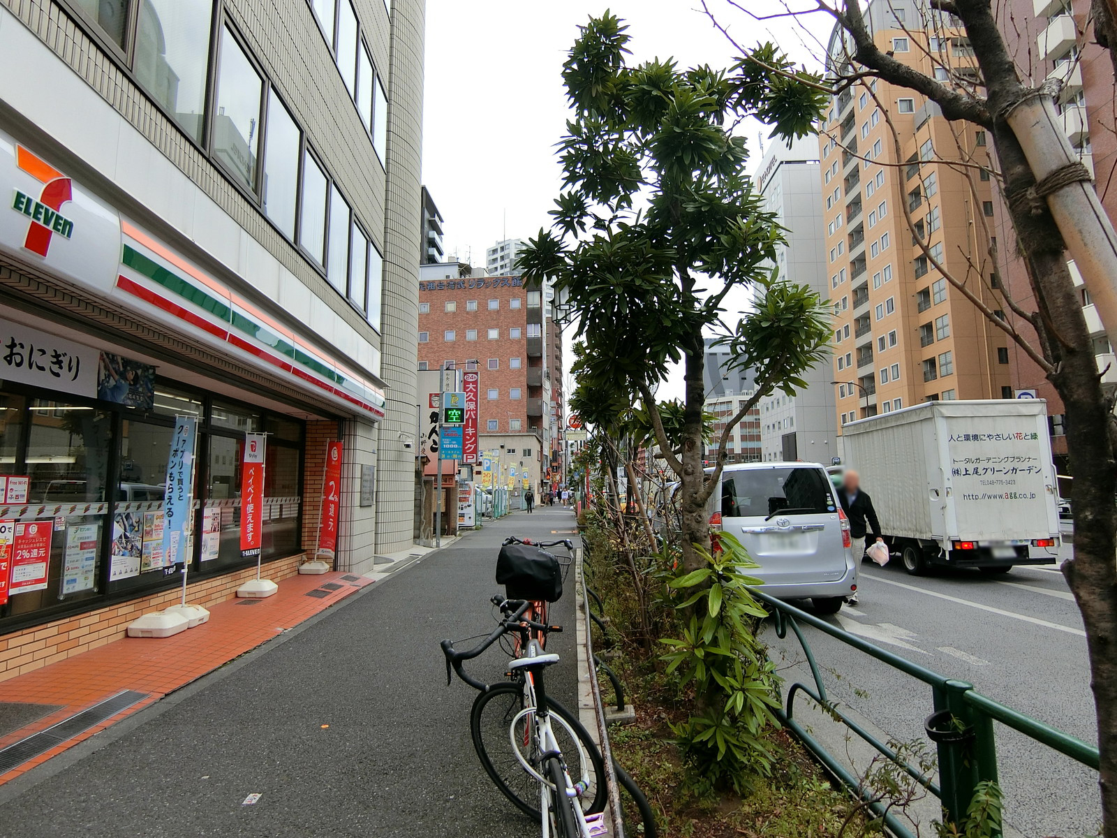 高木ビル前面の通り
