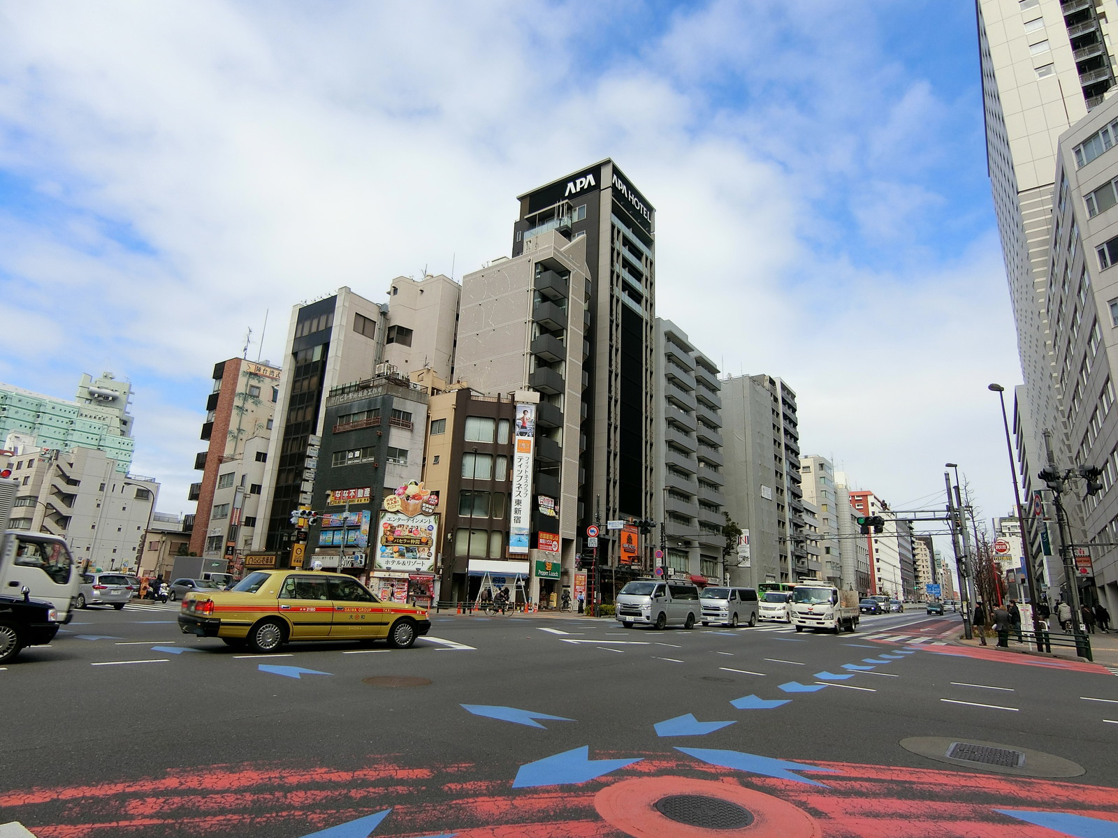 付近の新宿七丁目交差点