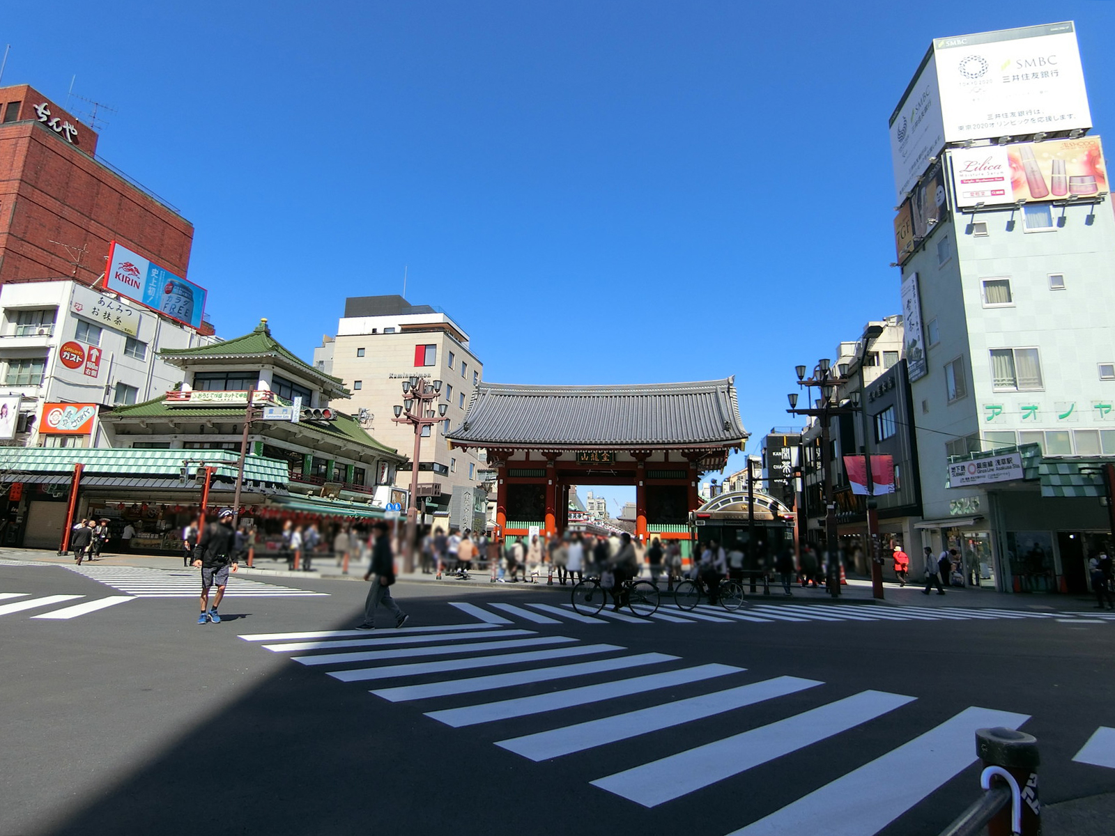 付近には浅草雷門