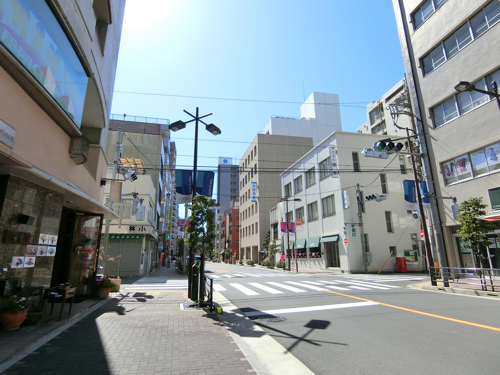 鈴木ビル前面の通り