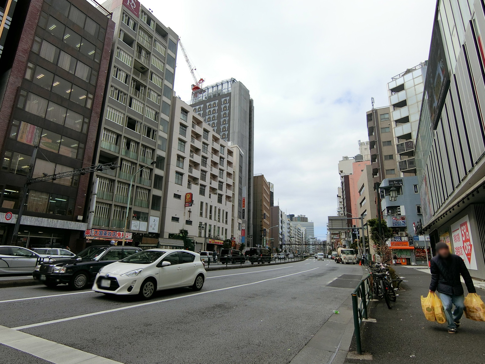 シャルール東新宿前面の職安通り