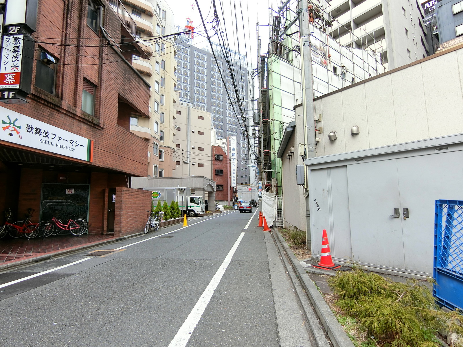 朝日新宿館前面の通り