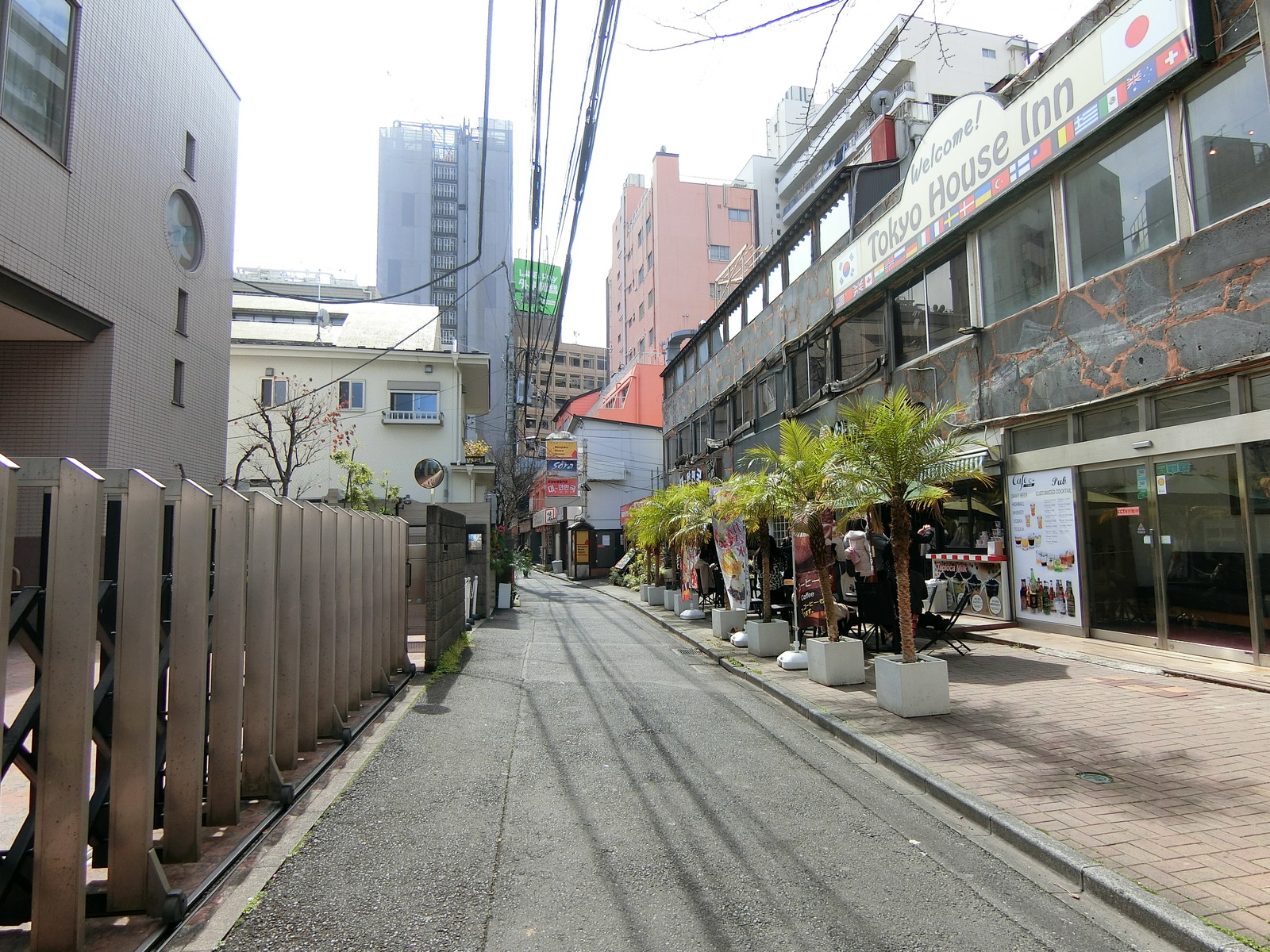 アイマンション前面の通り